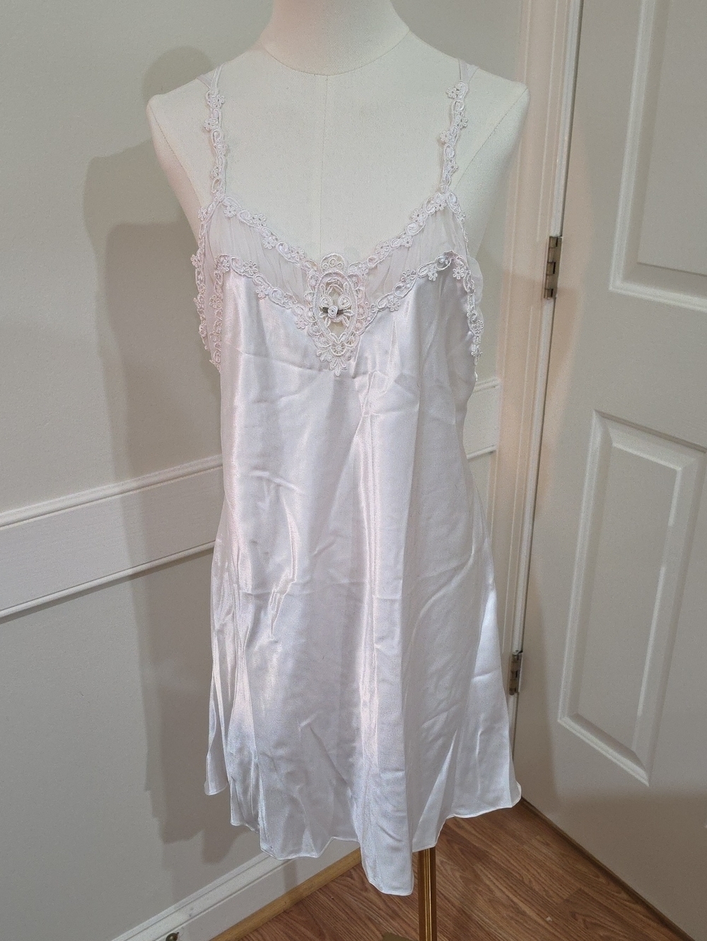 Vintage Dentelle White Liquid Satin & Venice Lace Pearl Chemise Nightie - Size L
